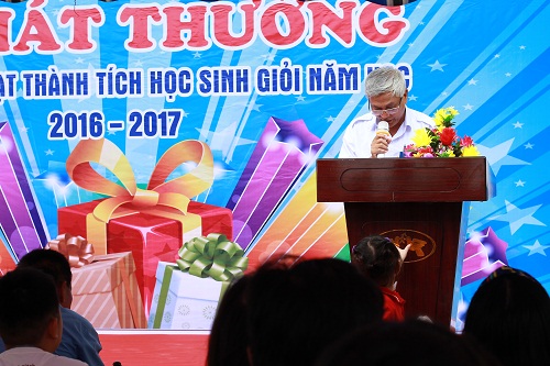 Đại diện phòng TCNS lên tổng kết hoạt động trao học bổng của công ty