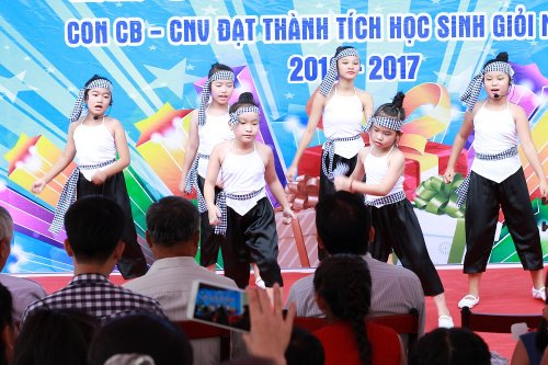 Tiết mục văn nghệ mở màn